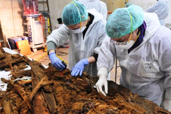 В Мадриде обнаружен гроб с инициалами Сервантеса