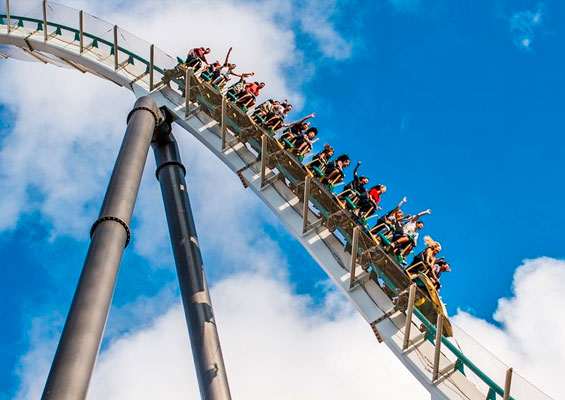 Спуск с горки на аттракционе Шамбалы Спуск с горки на аттракционе Шамбалы